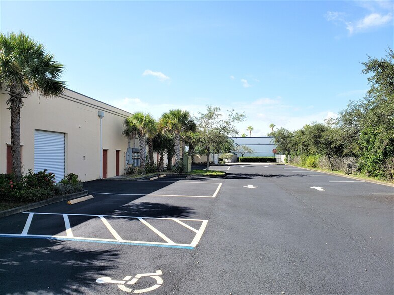 More Photos Of 6480 20th St, Vero Beach Freestanding For Lease