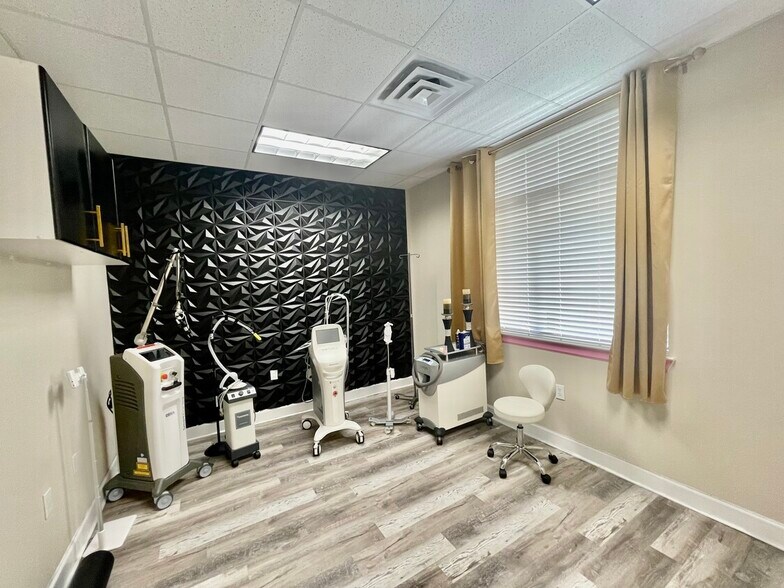 More Photos Of 12440 Emily Ct, Sugar Land Medical For Lease