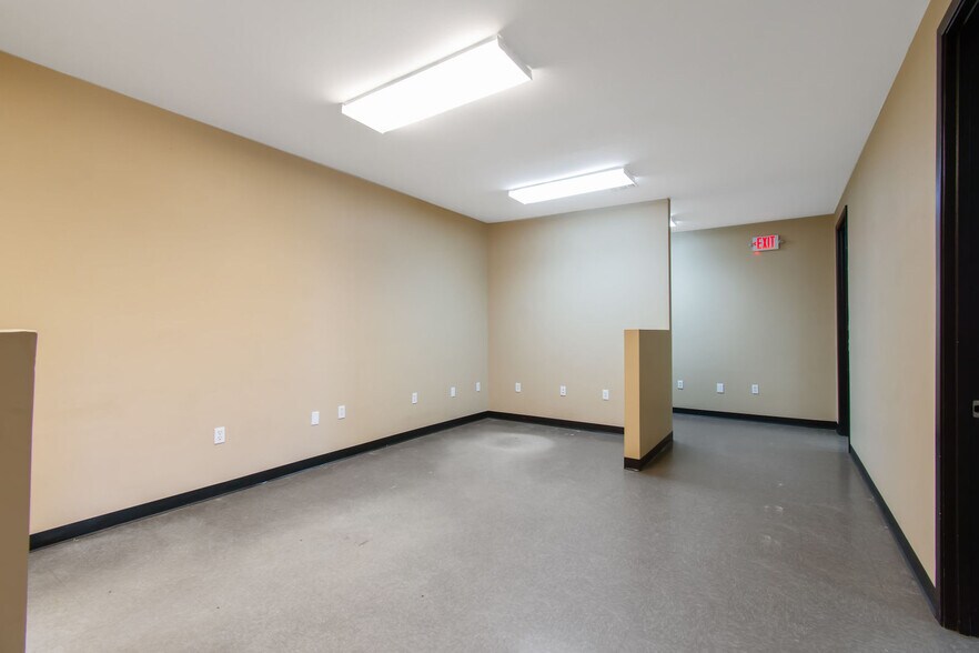 More Photos Of 21755 N I-45 Fwy, Spring Flex For Sale