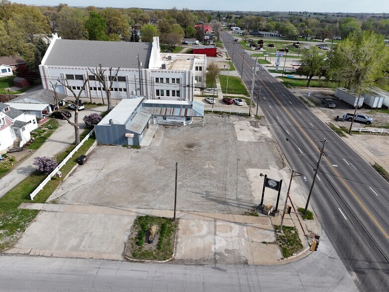 More Photos Of 100 Oregon St, Hiawatha Flex For Sale