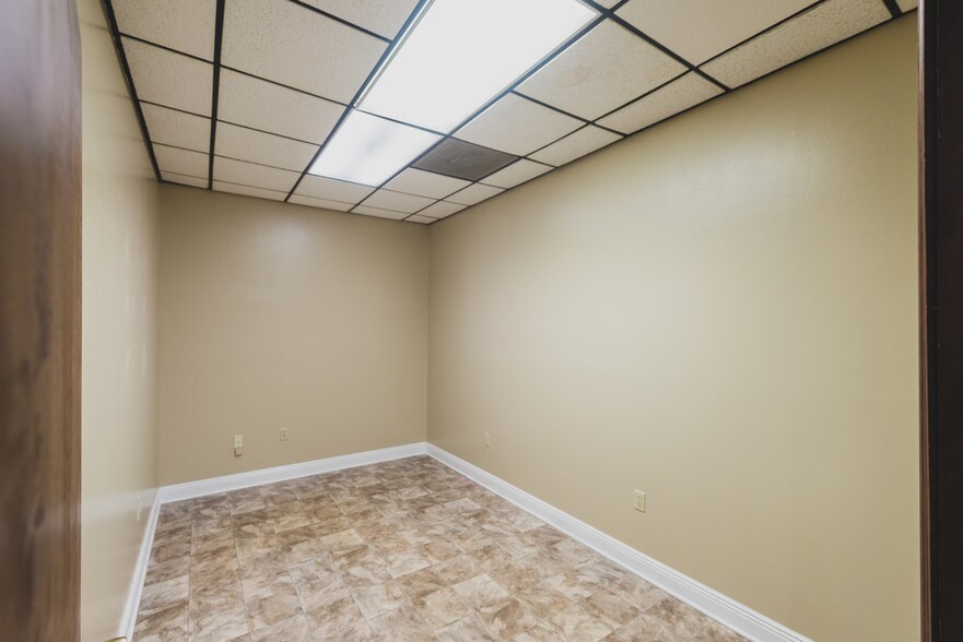 More Photos Of 2002 20th St, Kenner Office For Sale