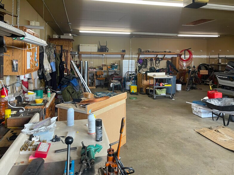 More Photos Of 15675 Morris Industrial Dr, Schoolcraft Industrial For Sale