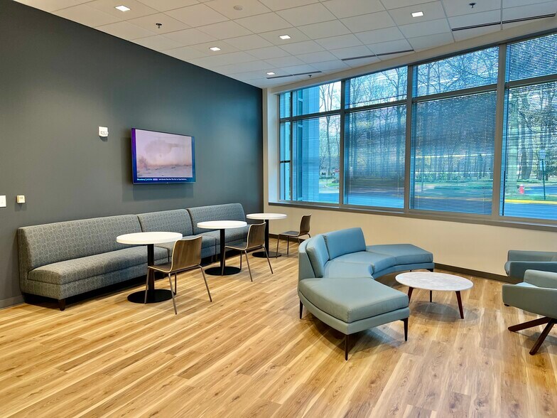 More Photos Of 3120 Fairview Park Dr, Falls Church Office For Lease
