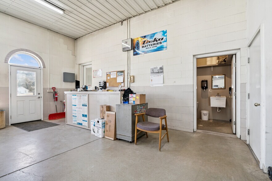 More Photos Of 702 Short St, Decorah Office For Sale
