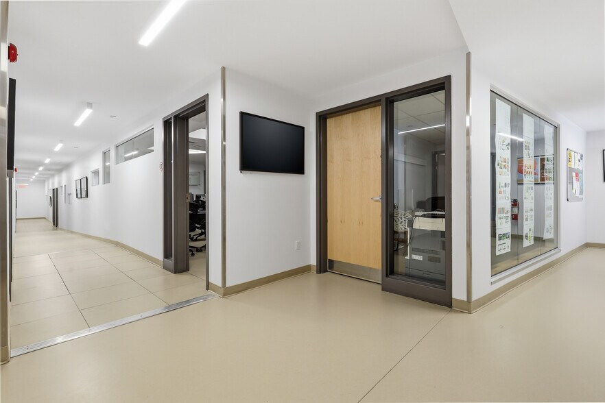 More Photos Of 3536 Boul Saint-Laurent, Montréal Office For Sale