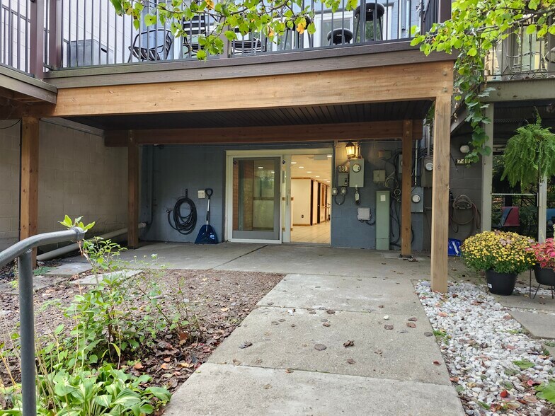 More Photos Of 730 N Old Woodward Ave, Birmingham Storefront Retail Office For Lease