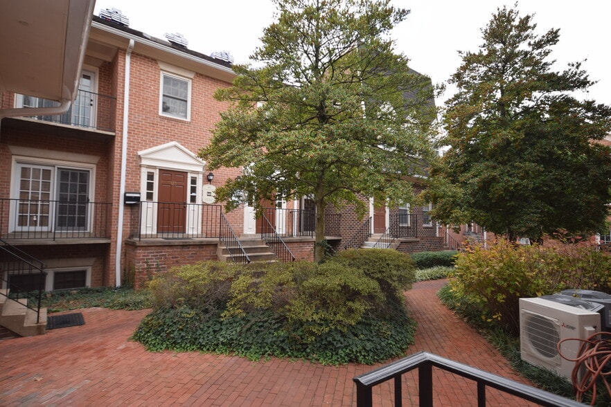 More Photos Of 101-103 Rowell Ct, Falls Church Office For Lease