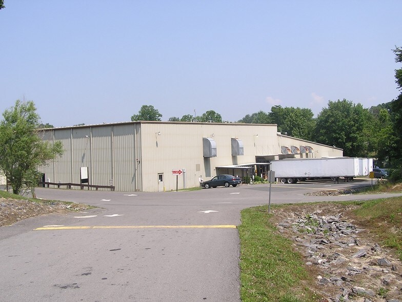 Primary Photo Of 915-917 Newsome St, Mount Airy Manufacturing For Lease