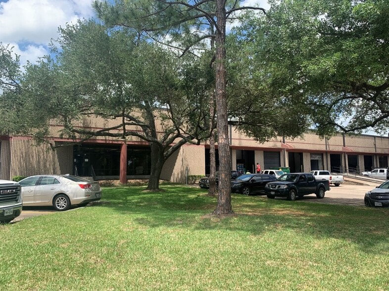 More Photos Of 302-350 W 38th St, Houston Warehouse For Lease
