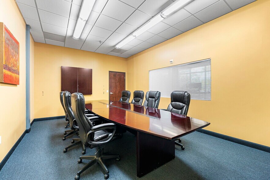More Photos Of 861 Southpark Dr, Littleton Flex For Lease