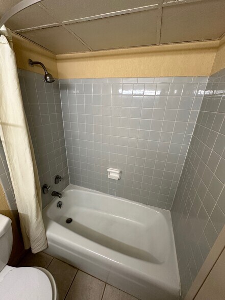 More Photos Of 1001 E 6th St, Junction City Hotel For Sale