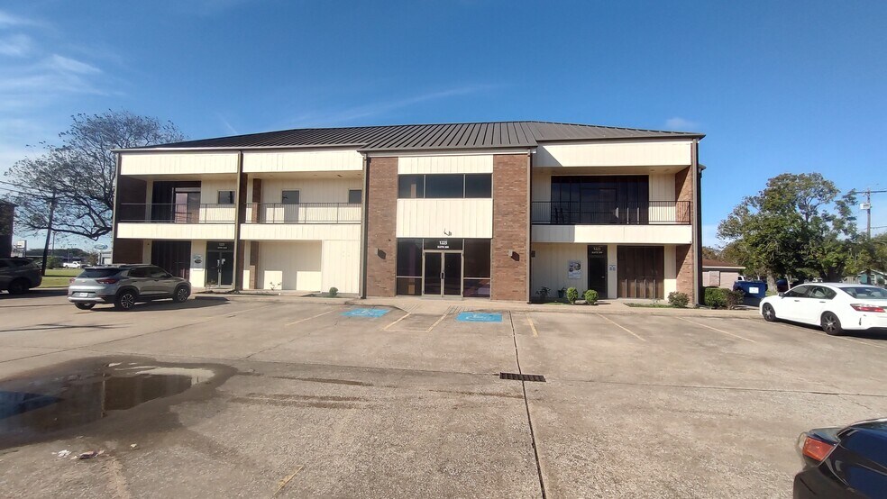 Primary Photo Of 1225 N Logan St, Texas City Office For Lease