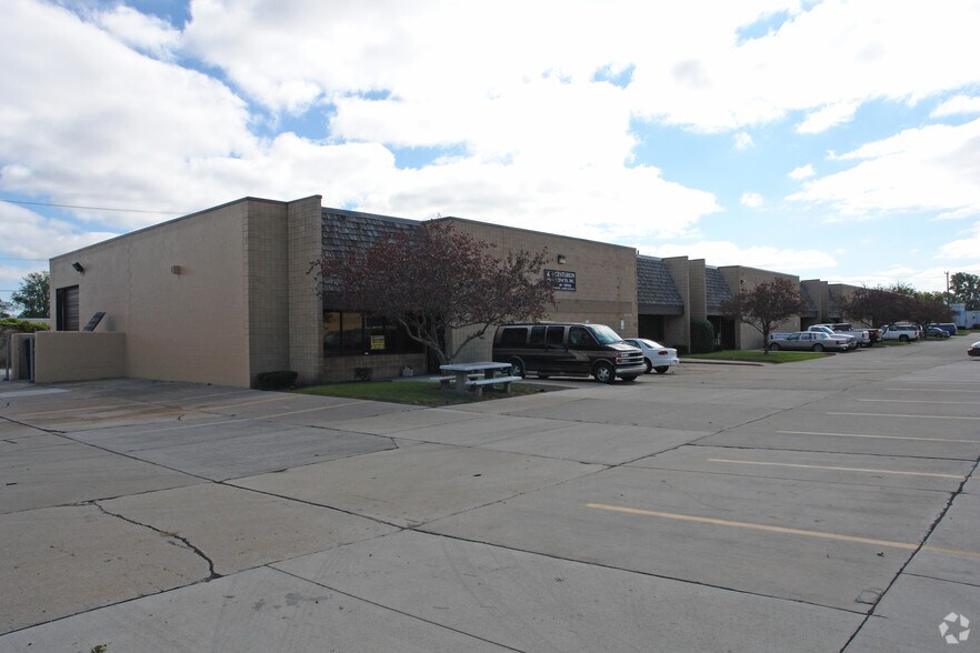 More Photos Of 3711 E 10 Mile Rd, Warren Warehouse For Lease