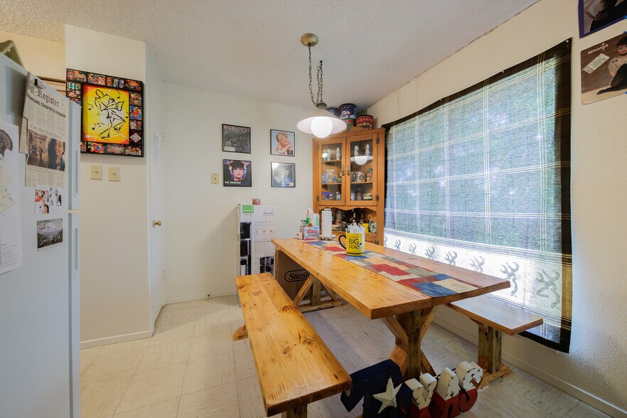 More Photos Of 700 N Medina St, Lockhart Apartments For Sale