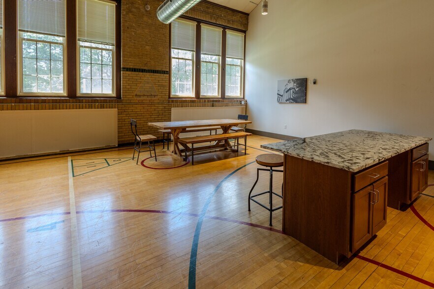 More Photos Of 1351 N Hanley Rd, University City Apartments For Sale