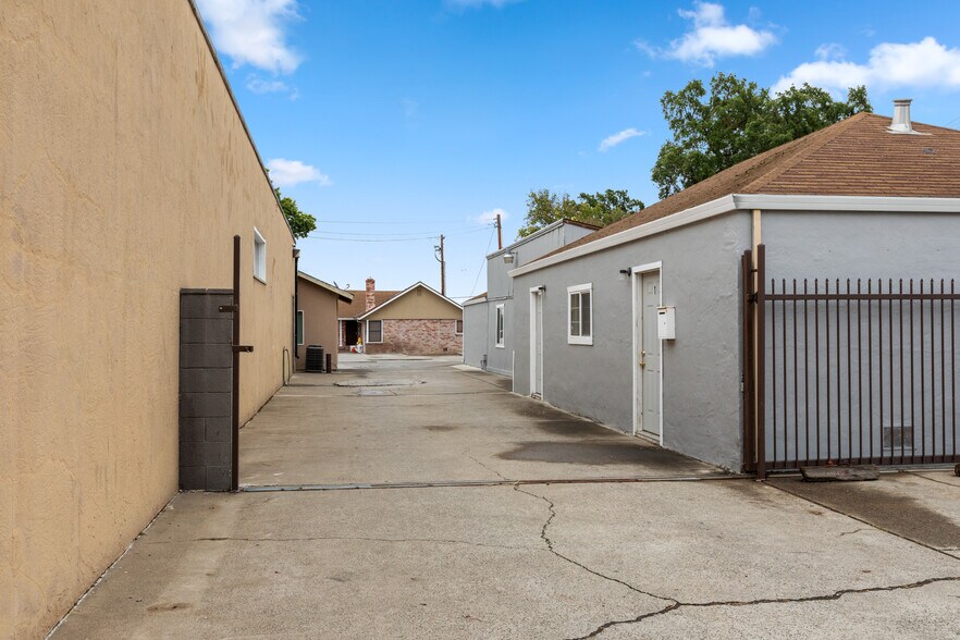 More Photos Of 8101 Freeport Blvd, Sacramento Storefront For Sale