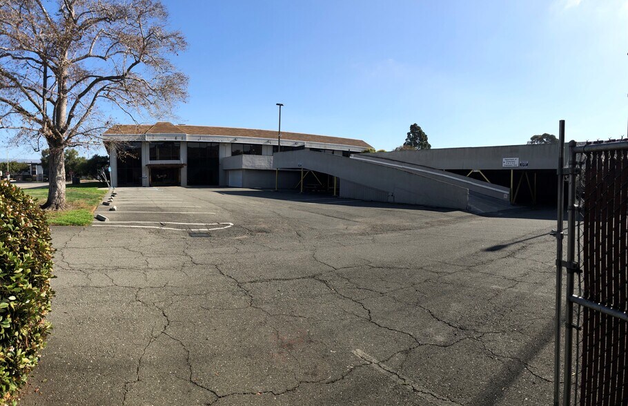 More Photos Of 7717 Edgewater Dr, Oakland Office For Sale