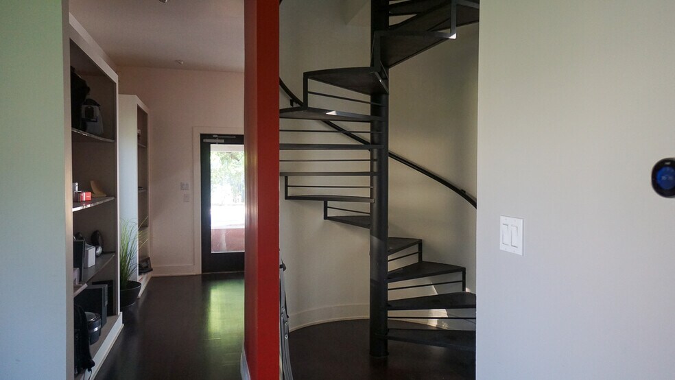 More Photos Of 106 Bagdad Ave W, Round Rock Office For Sale