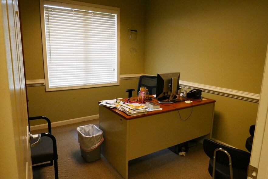 More Photos Of 142 Linden Dr, Winchester Office For Sale