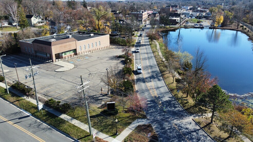 More Photos Of 640 N Milford Rd, Milford Drugstore For Lease