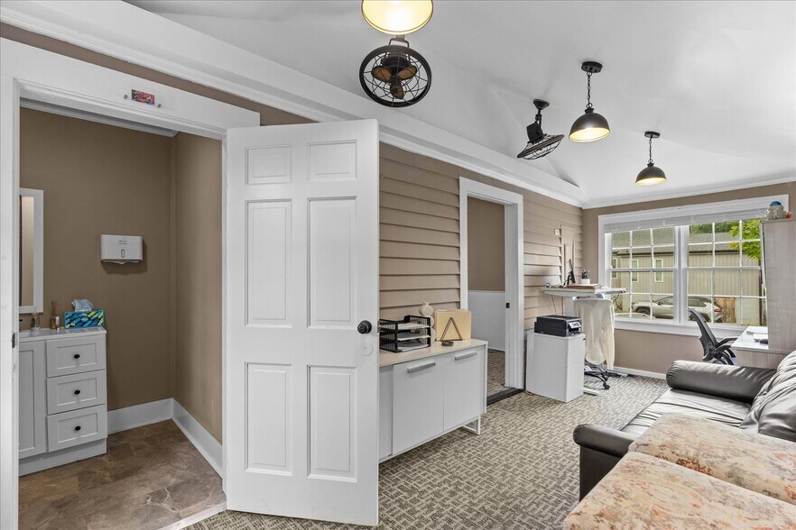 More Photos Of 306 N Thornton Ave, Dalton Office For Sale