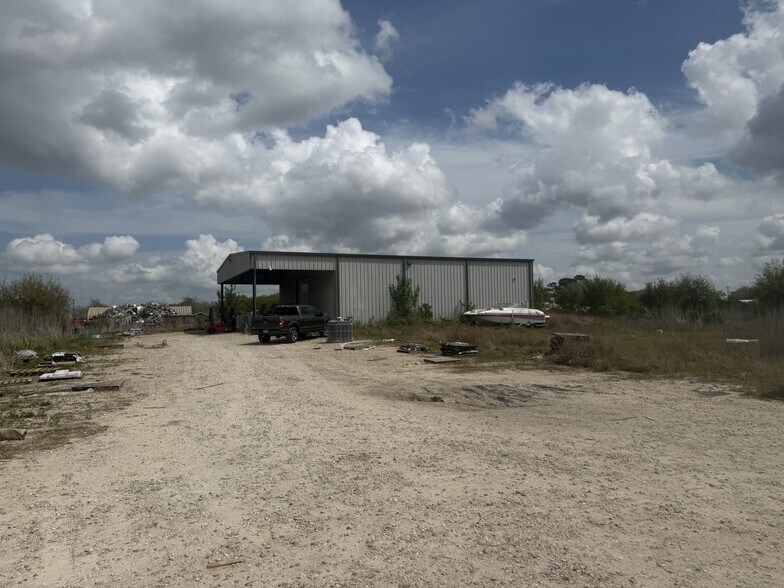 More Photos Of 258 County 281 rd, Alvin Warehouse For Lease