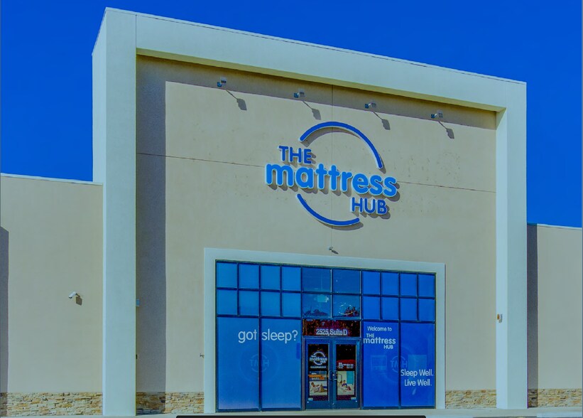 More Photos Of 2525 Iowa St, Lawrence Freestanding For Lease