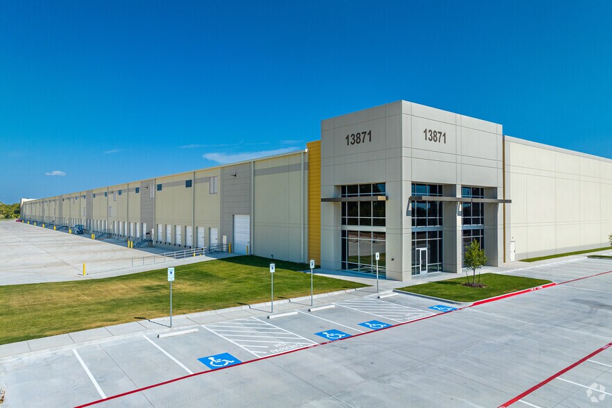 More Photos Of 13871 US HWY 80, Forney Distribution For Lease