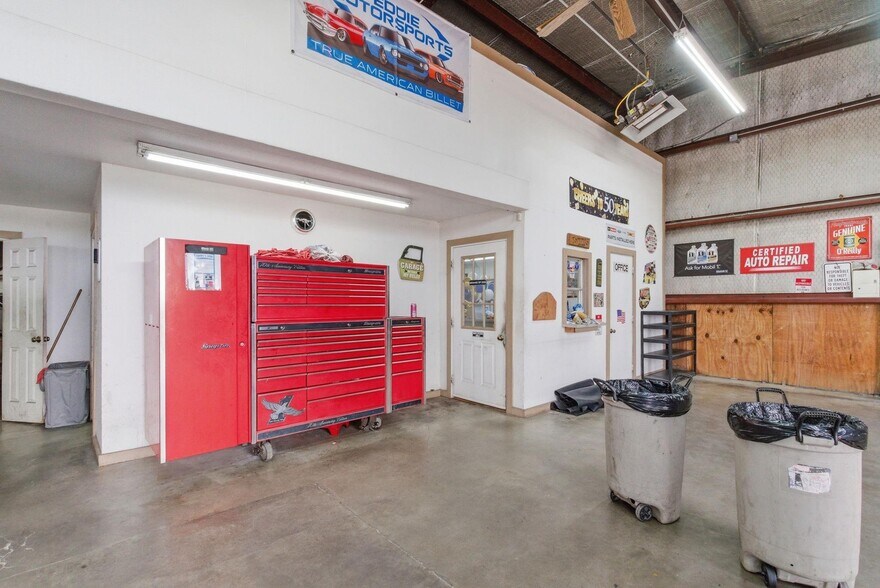 More Photos Of 10901 Jacksboro Hwy, Fort Worth Warehouse For Sale