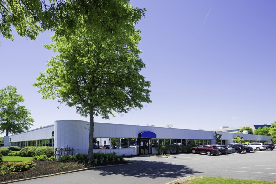 More Photos Of 135-175 Froehlich Farm Blvd, Woodbury Unknown For Lease