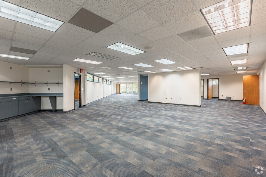 More Photos Of 325 S Fairground St, Marietta Office For Sale