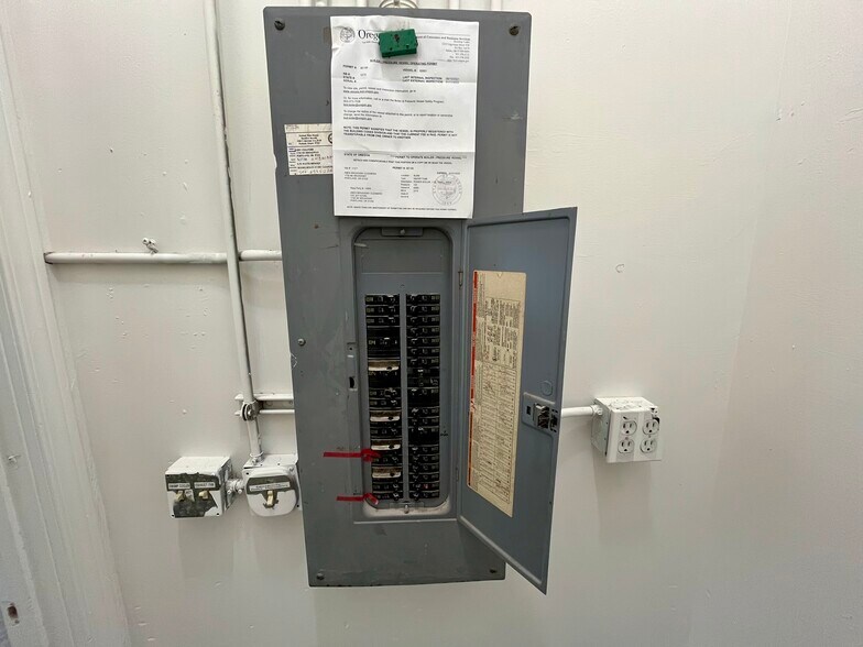 More Photos Of 1730 NE Broadway St, Portland Storefront For Lease