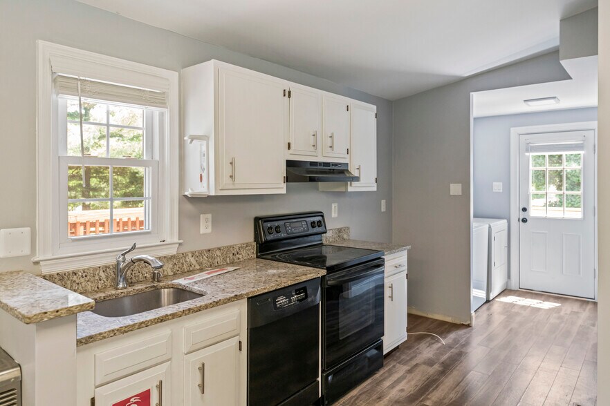 More Photos Of 601 Catoctin Cir NE, Leesburg Specialty For Lease