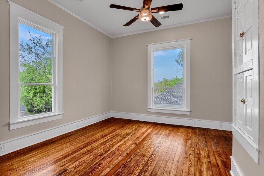 More Photos Of 511 S Travis St, Sherman Office For Sale