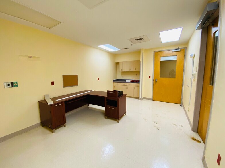 More Photos Of 404 Hall of Fame Dr, Lake City Medical For Lease