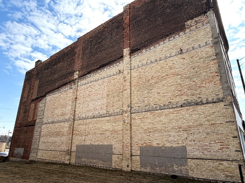 More Photos Of 1030 S Main St, Rockford Loft Creative Space For Sale