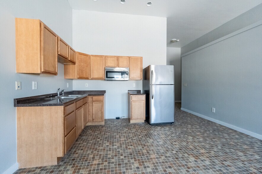 More Photos Of 211 Jetway Dr, Belgrade Flex For Sale