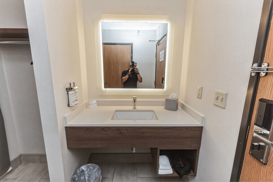 More Photos Of 11555 Upper Gilchrist Rd, Mount Vernon Hotel For Sale