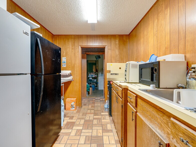 More Photos Of 1853 S Broadway St, Coalgate Flex For Sale