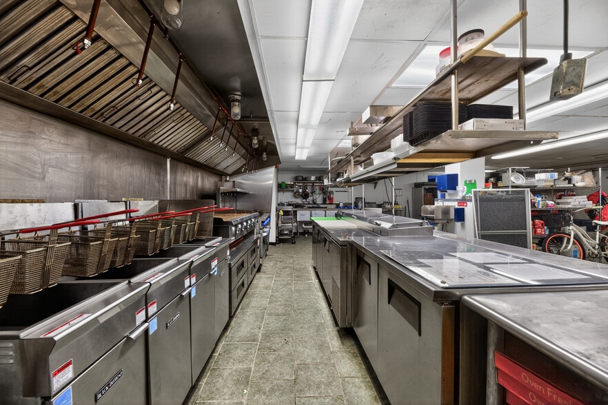 More Photos Of 1 Angell Rd, Narragansett Storefront Retail Residential For Lease