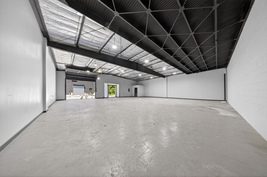 More Photos Of 6840-6842 Hayvenhurst Ave, Van Nuys Distribution For Lease