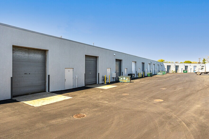 More Photos Of 50 Brook Ave, Deer Park Warehouse For Lease