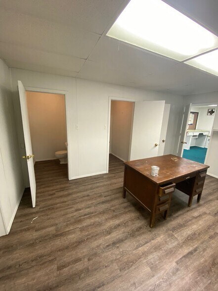 More Photos Of 105 Main st, Red Oak Office For Lease