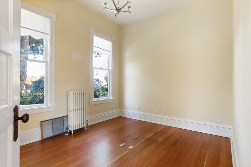 More Photos Of 1199 SE Dock St, Oak Harbor General Retail For Sale