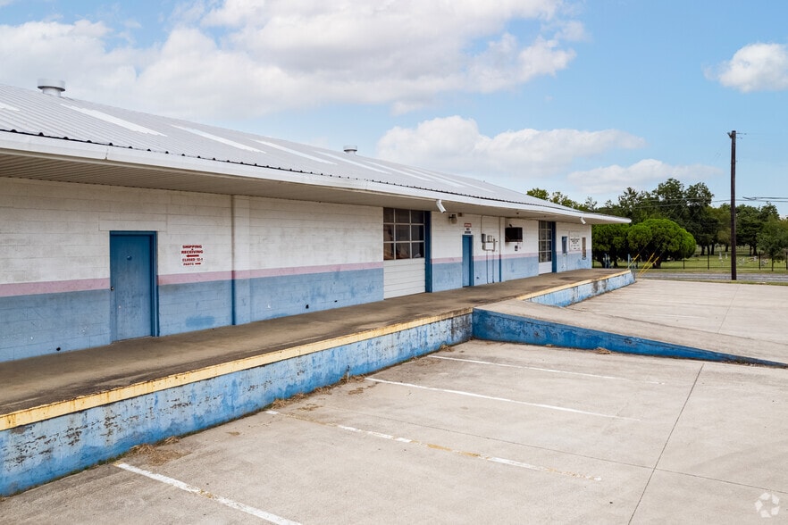 More Photos Of 201 Exposition St, Denton Warehouse For Sale