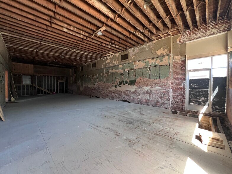 More Photos Of 335-341 S Main St, Memphis Storefront Retail Office For Sale