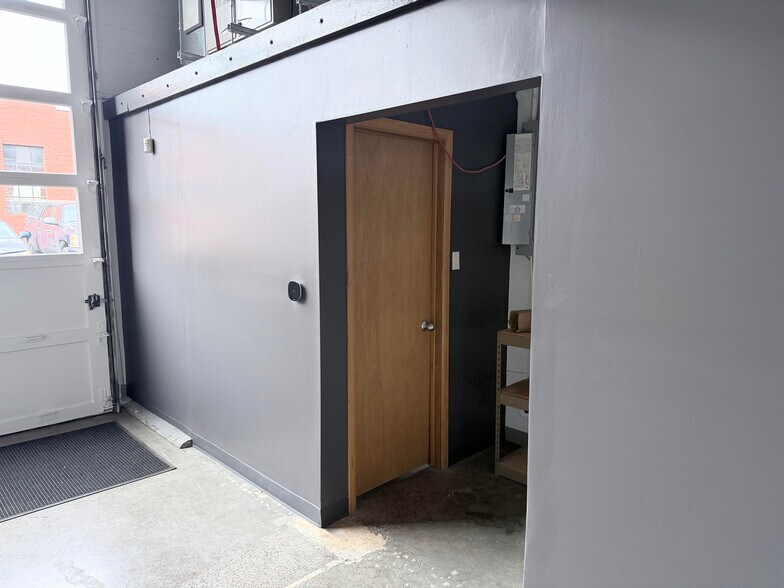 More Photos Of 1415 SE 8th Ave, Portland Warehouse For Lease