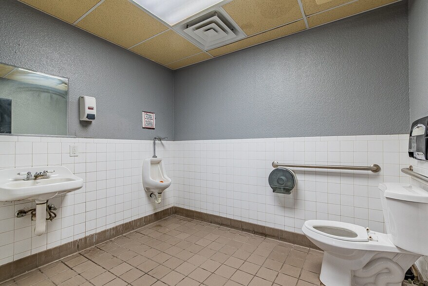 More Photos Of 611 E Main St, Somerton Service Station For Sale