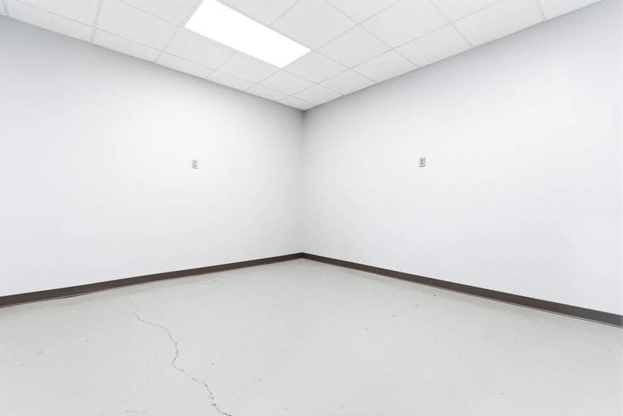 More Photos Of 13720 Aiken Rd, Louisville Warehouse For Sale