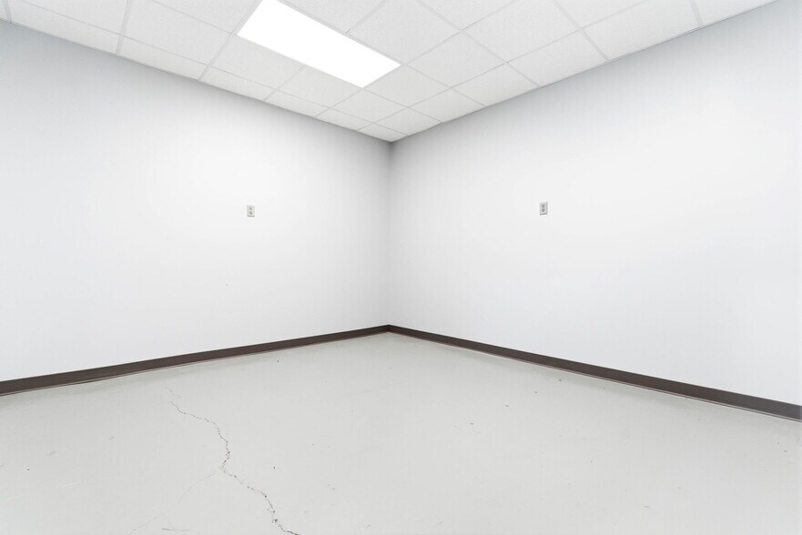 More Photos Of 13720 Aiken Rd, Louisville Warehouse For Lease